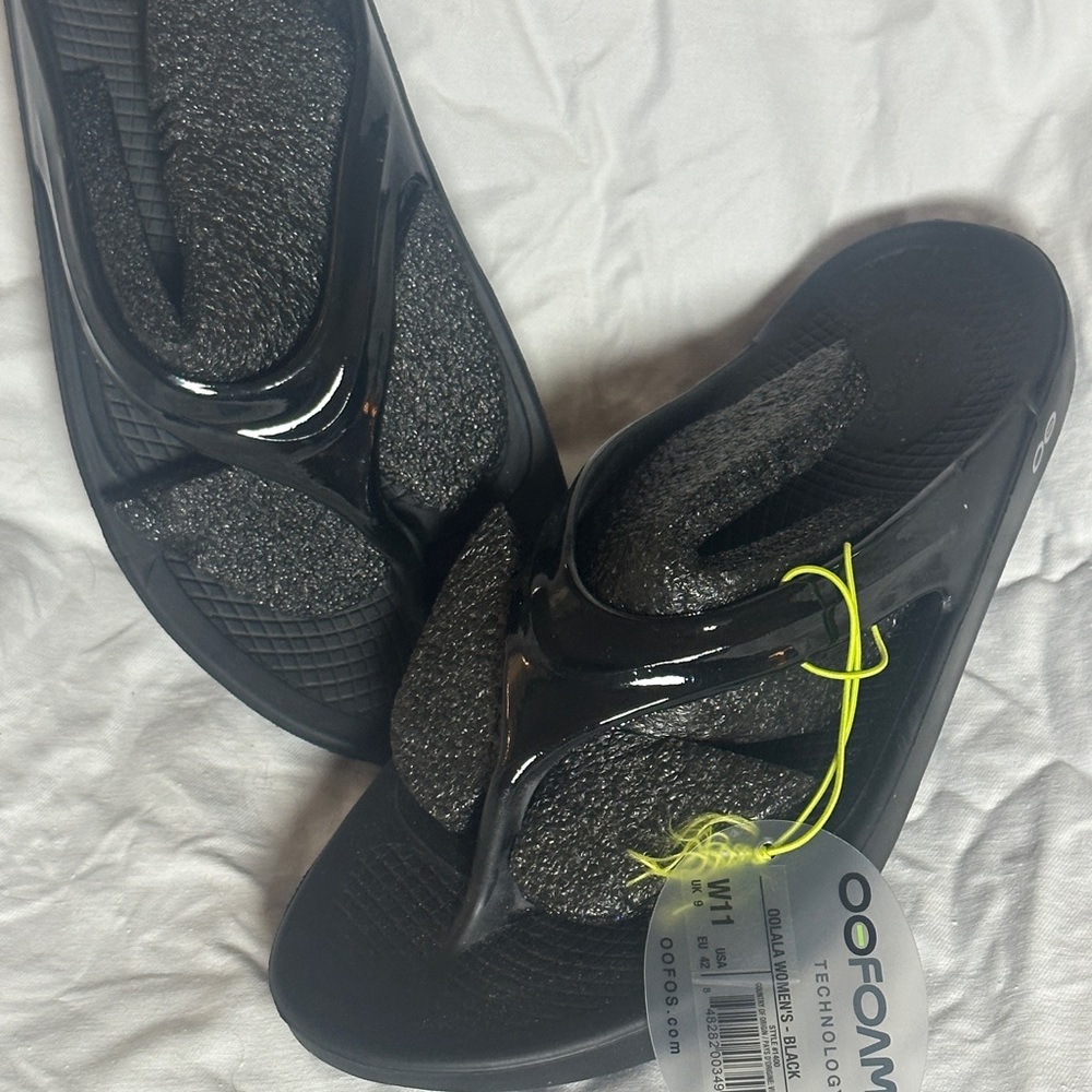 NWTO Oofos Olala Black Sandals Sixe 11